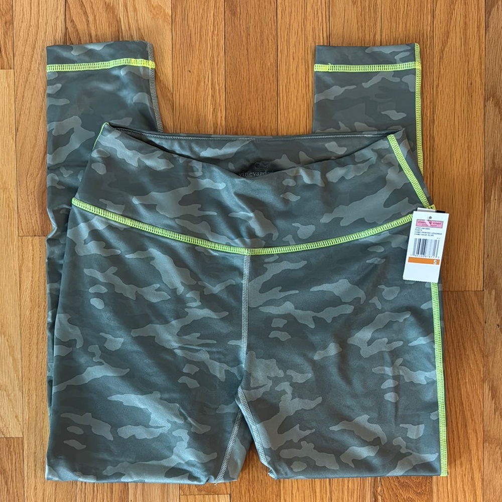 NWT🐳🩵Vineyard Vines🩵🐳 Green Camouflage Leggings with Neon Accents 🐳women’s small